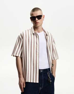 Bershka – Kurzärmliges, locker geschnittenes Hemd in Beige und Weiß