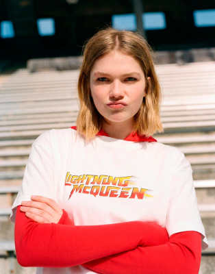 Bershka - Kurzärmliges Oversize-T-Shirt in Weiß mit Cars-Print