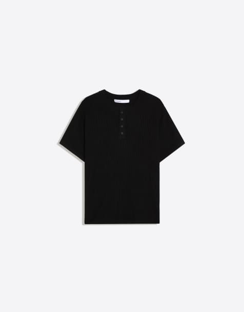 Bershka kurzärmliges Slim-Fit-Henley-Shirt in Schwarz - view 1