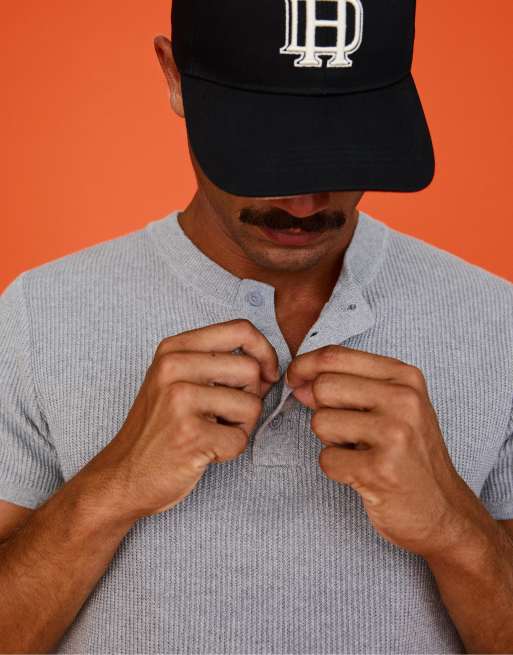 Bershka – Kurzärmliges Slim-Fit-Shirt in verwaschenem Hellgrau mit Henley-Kragen, 2 von 7