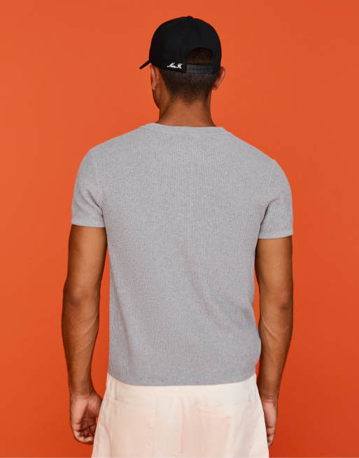Bershka – Kurzärmliges Slim-Fit-Shirt in verwaschenem Hellgrau mit Henley-Kragen, 3 von 7