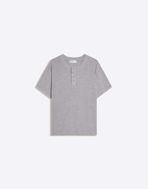 Bershka – Kurzärmliges Slim-Fit-Shirt in verwaschenem Hellgrau mit Henley-Kragen, 5 von 7