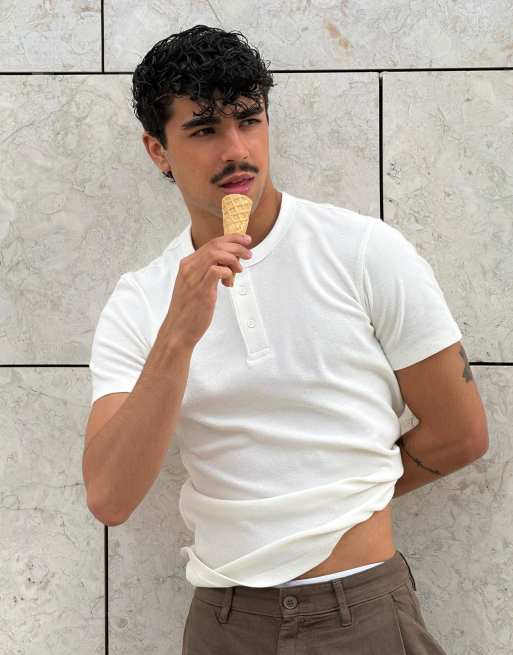 Bershka – Kurzärmliges Slim-Fit-T-Shirt in Weiß mit Henley-Kragen, 3 von 5
