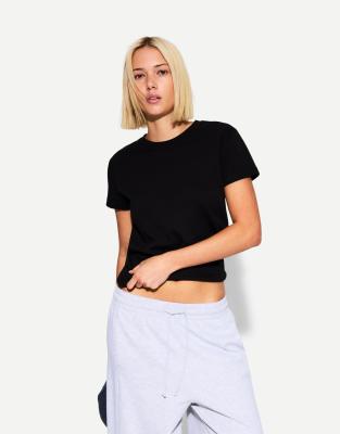 Bershka - Kurzärmliges T-Shirt aus schwerer Baumwolle in Schwarz