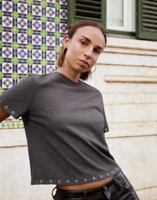 Bershka - Kurzärmliges T-Shirt in Braun mit Ösen-Brown