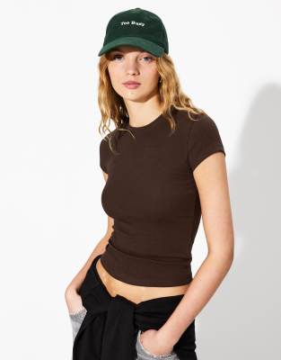 Bershka - Kurzärmliges T-Shirt in Braun mit Rundhalsausschnitt