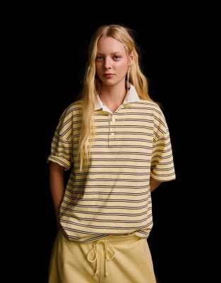 Bershka - Kurzärmliges T-Shirt in Gelb mit Polokragen