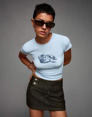 Bershka - Kurzärmliges T-Shirt in Hellblau mit Print