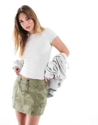 Bershka - Kurzärmliges T-Shirt in Hellgrau mit Rundhalsausschnitt