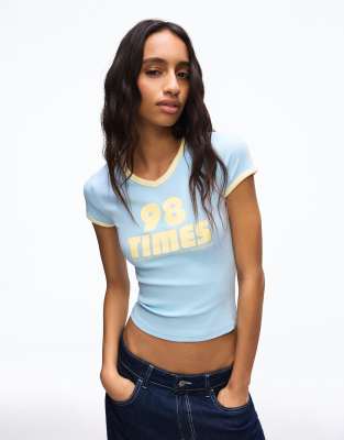 Bershka - Kurzärmliges T-Shirt in Jeansblau mit Kontrast-Print