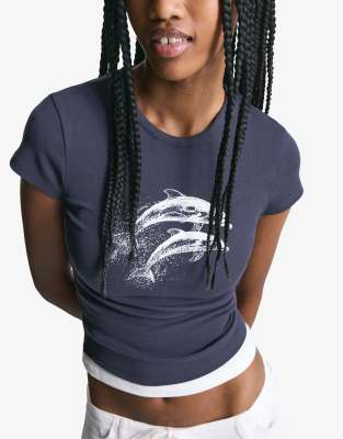 Bershka - Kurzärmliges T-Shirt in Marineblau mit Print