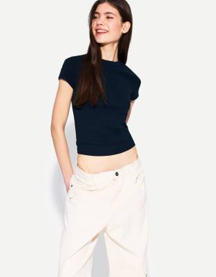 Bershka - Kurzärmliges T-Shirt in Marineblau mit Rundhalsausschnitt