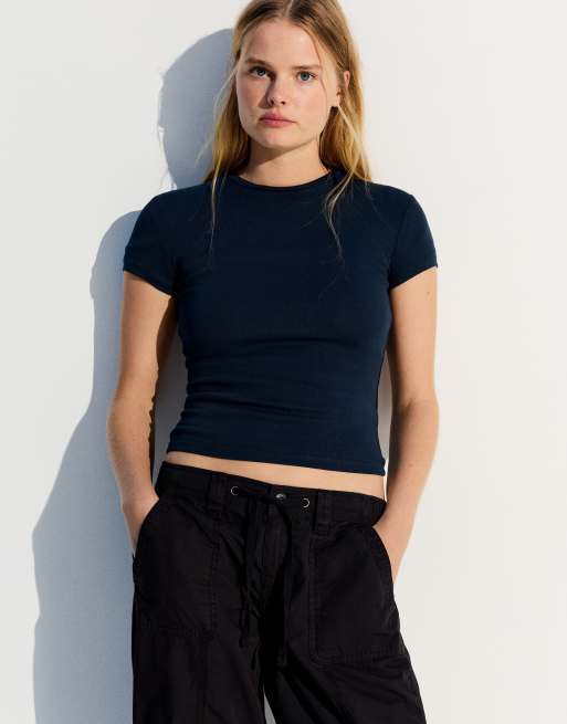 Bershka – Kurzärmliges T-Shirt in Marineblau mit Rundhalsausschnitt, 2 von 6