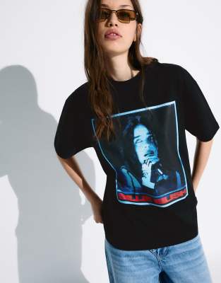 Bershka - Kurzärmliges T-Shirt in Schwarz mit „Billie Eilish"-Print