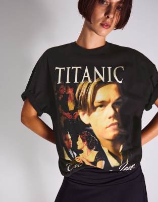 Bershka - Kurzärmliges T-Shirt in Schwarz mit Titanic-Print