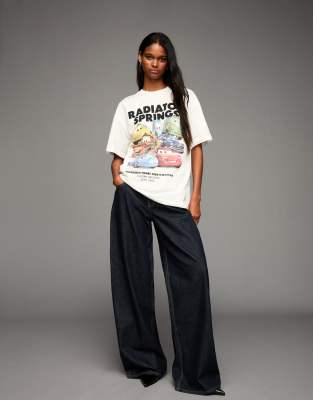 Bershka - Kurzärmliges T-Shirt in Weiß mit „Cars"-Prints