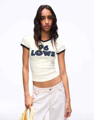 Bershka - Kurzärmliges T-Shirt in Weiß mit Kontrast-Print