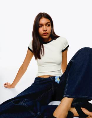 Bershka - Kurzärmliges T-Shirt in Weiß mit Kontrastdetail