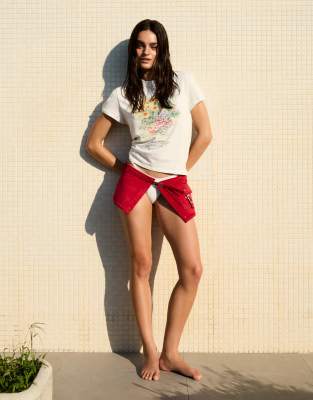 Bershka - Kurzärmliges T-Shirt in Weiß mit Print