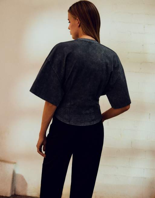 Bershka kurzärmliges T-Shirt mit Korsett-Effekt und Print in Schwarz, 3 von 4