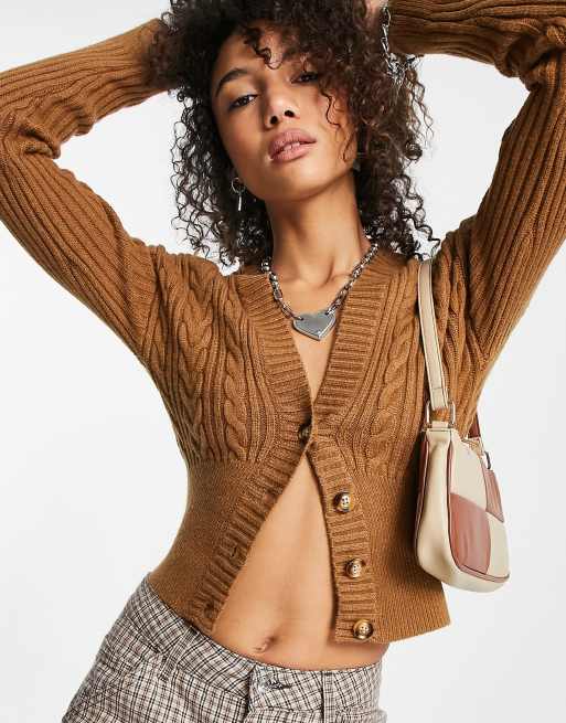 Bershka – Kurze Strickjacke mit Zopfmuster in Kamelbraun