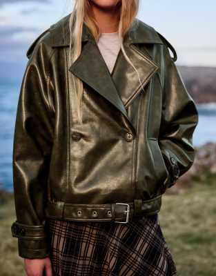 Bershka - Kurze Trench-Jacke aus Kunstleder in Grün