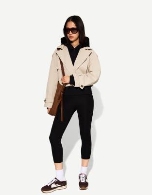 Bershka - Kurze Trenchjacke in Beige-Braun