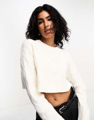 Bershka - Kurzer Strickpullover in Weiß mit Zopfmuster