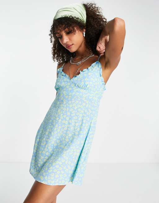 Bershka – Kurzes Trägerkleid in Blau mit Rüschendetail und Blumenmuster