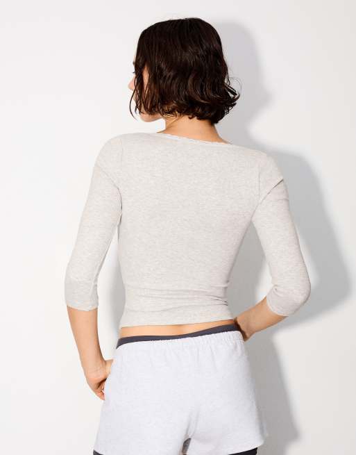 Bershka Lace v-neck long sleeve t-shirt in light grey, 3 of 6