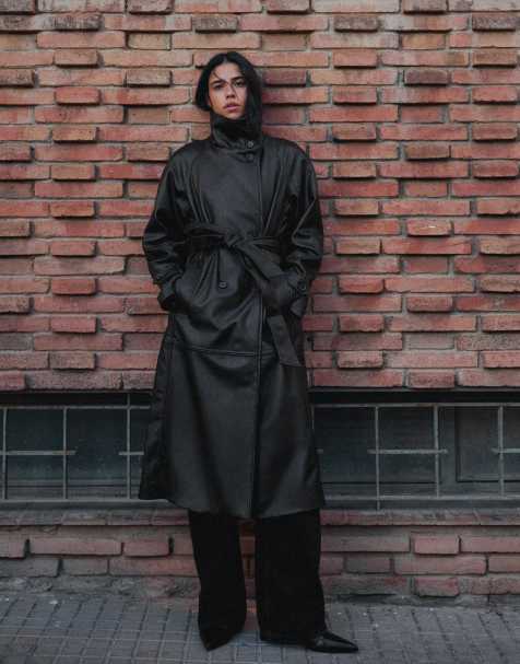 Bershka lang trenchcoat med læderlook i sort - view 1