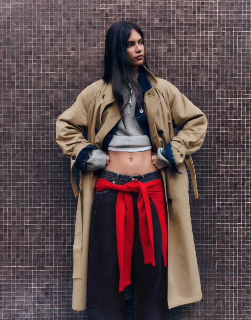 Bershka lång trenchcoat med rynkningar och skärp i beige, 2 av 5
