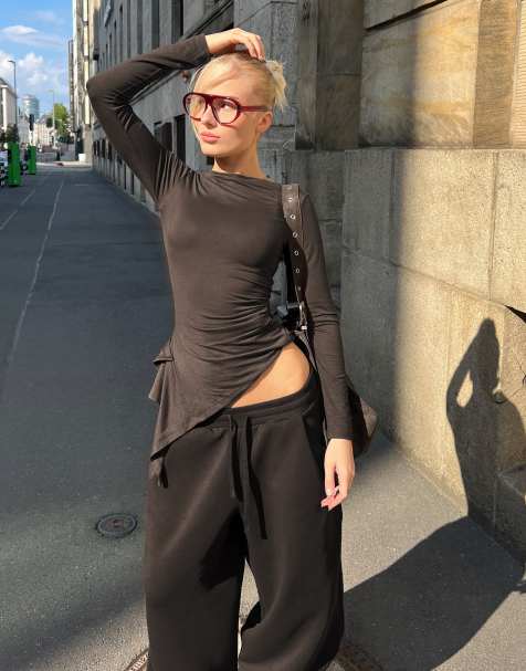 Bershka långärmad asymmetrisk t-shirt med rynkning i brun - view 1