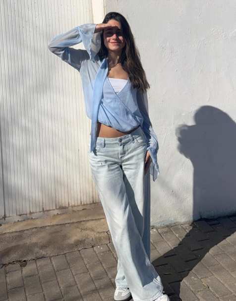 Bershka – Langärmlige Bluse in Hellblau mit überkreuztem Schaldetail - view 1