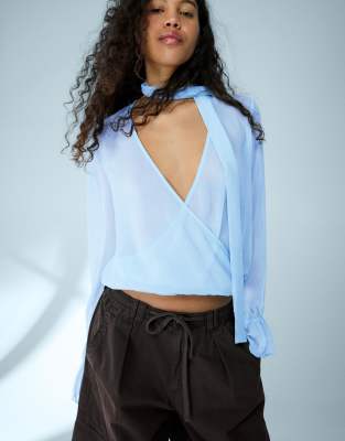 Bershka - Langärmlige Bluse in Hellgelb mit überkreuztem Schaldetail-Blau