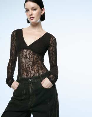 Bershka - Langärmliger Body aus Spitze in Braun-Brown