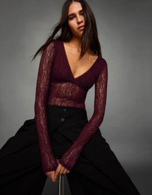 Bershka - Langärmliger Body aus Spitze in Burgunderrot