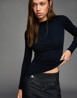Bershka - Langärmliges asymmetrisches T-Shirt in Marineblau