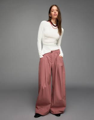 Bershka - Langärmliges asymmetrisches T-Shirt in Weiß