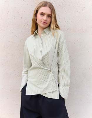 Bershka - Langärmliges Hemd in Grün mit überkreuztem Knopfdetail