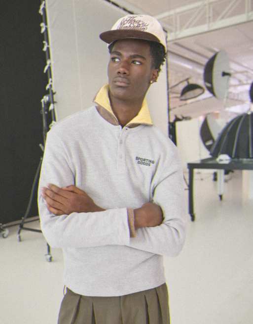 Bershka Langärmliges Henley-T-Shirt mit Print in Hellgrau, 4 von 6