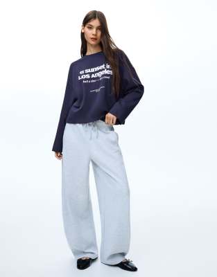 Bershka - Langärmliges, kastiges T-Shirt in Marineblau mit Print