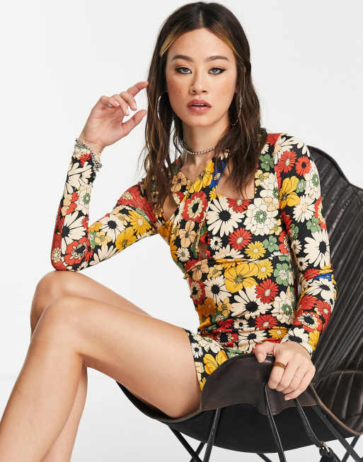 Bershka – Langärmliges Minikleid mit kräftigem Retro-Blumenmuster und überkreuztem Design