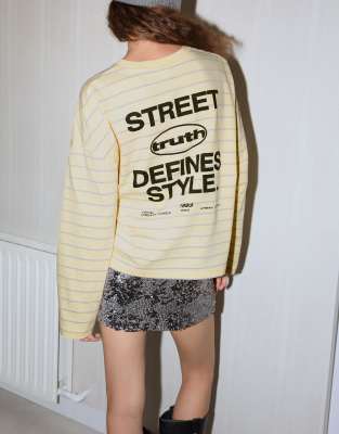 Bershka - Langärmliges Oversize-T-Shirt in Gelb mit Print