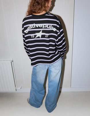 Bershka - Langärmliges Oversize-T-Shirt in Schwarz mit Print