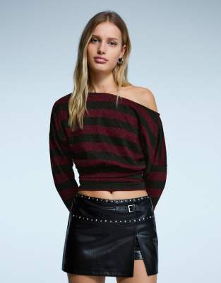 Bershka - Langärmliges, schimmerndes T-Shirt in Burgunderrot mit asymmetrischem Design und Streifen