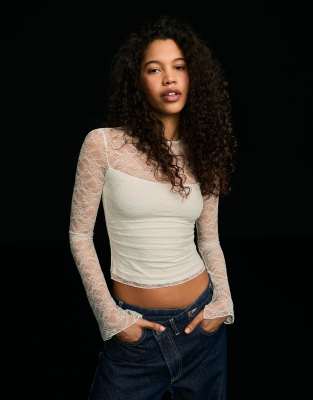 Bershka - Langärmliges Shirt in Ecru mit Spitzenbesatz-Weiß