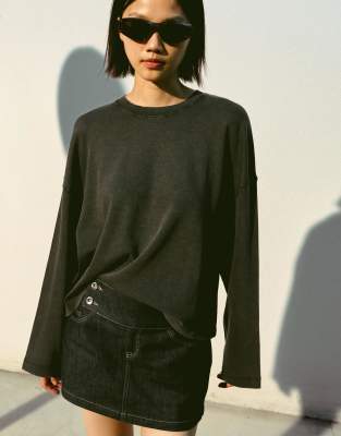 Bershka - Langärmliges Shirt in Grau mit Print