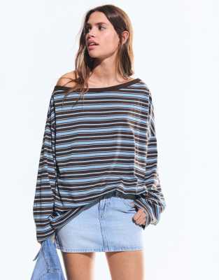 Bershka - Langärmliges Shirt in Hellblau mit asymmetrischem Ausschnitt und Print