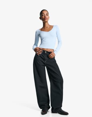 Bershka - Langärmliges Shirt in Hellblau mit V-Ausschnitt